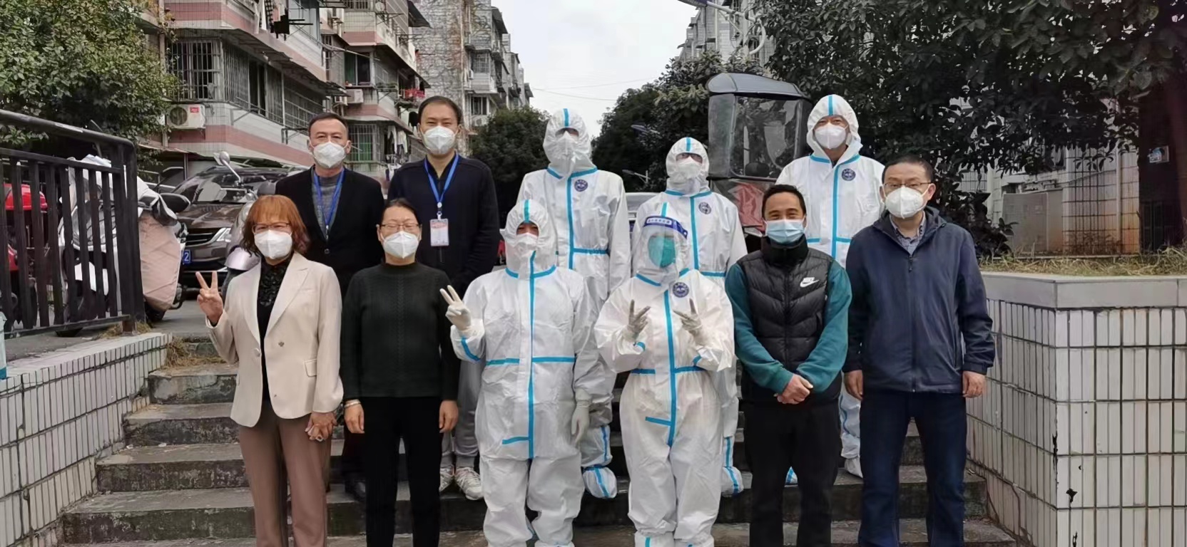 梨树园北苑社区qy千亿集团自愿者合影.jpg
