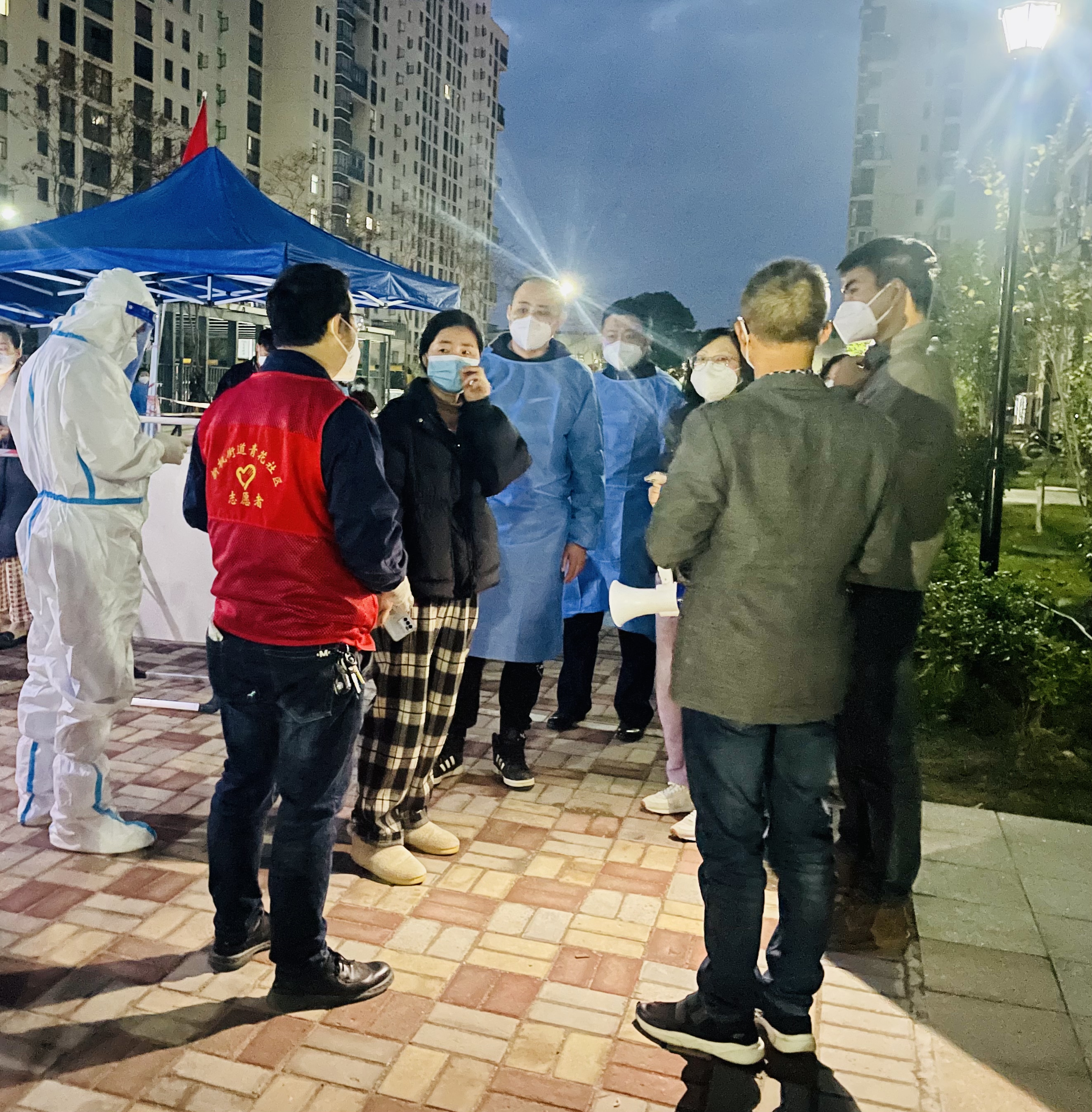 凌晨5点商议核酸秩序守护点位.jpg