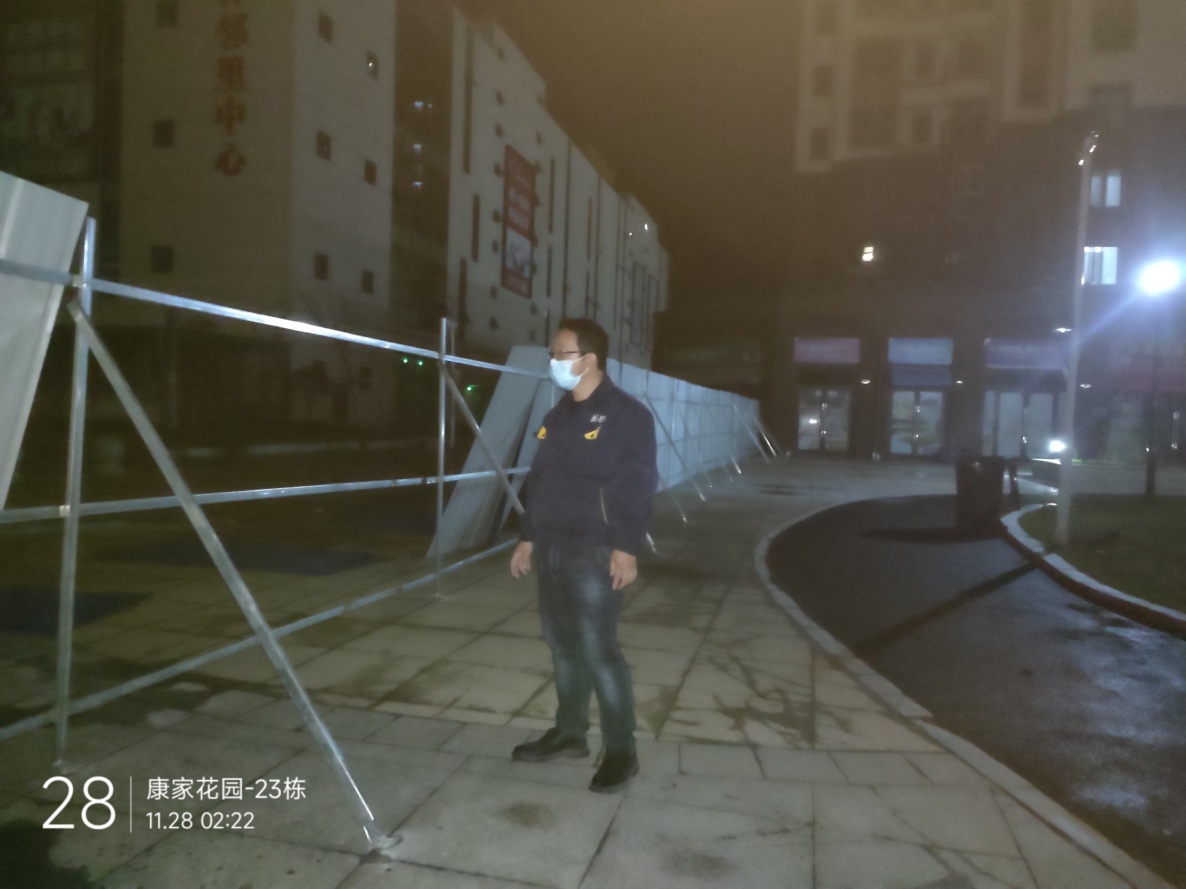 查看27日大风刮倒幼区护栏复原情况.jpg