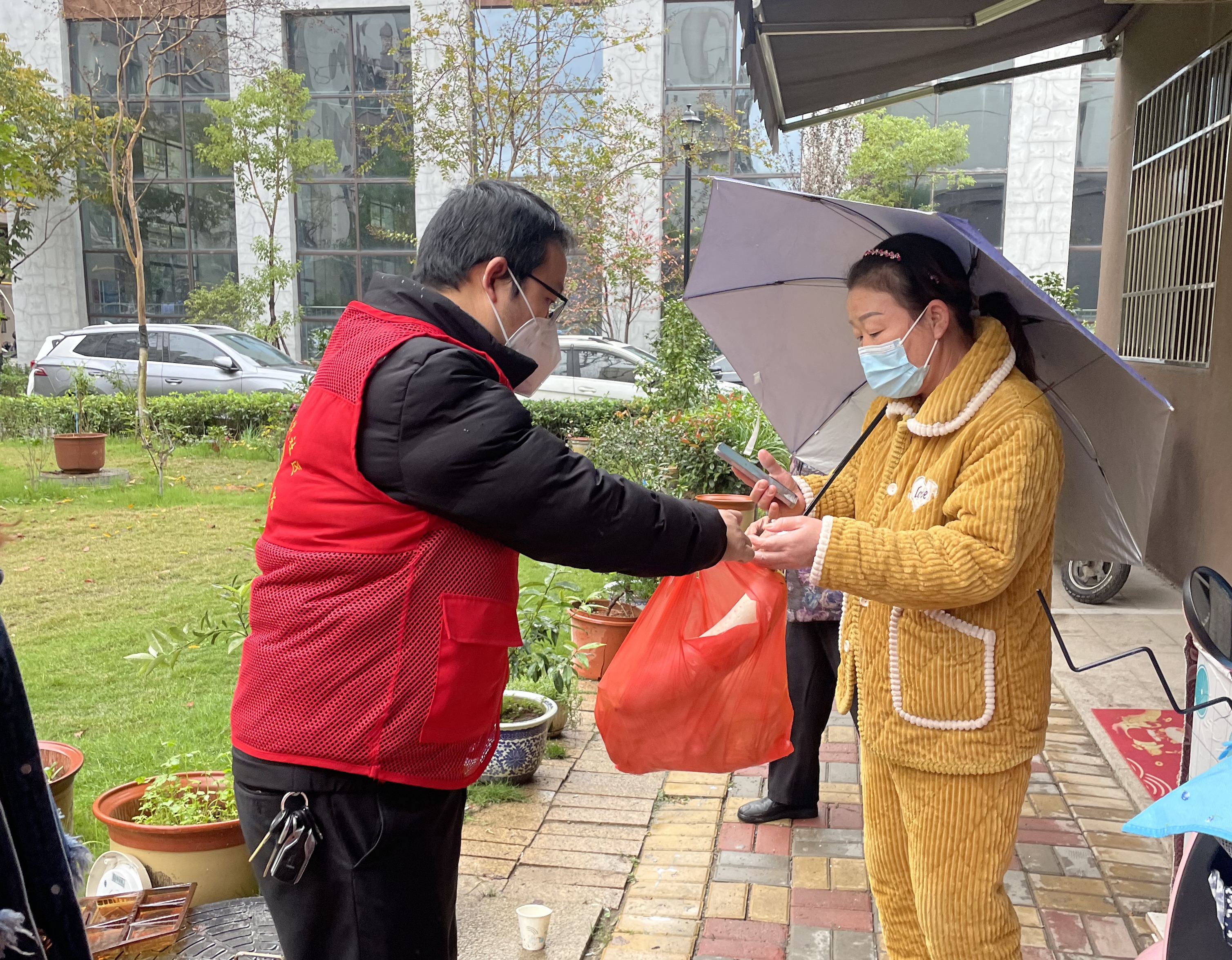给难题户发放物资 (1)_副本.jpg