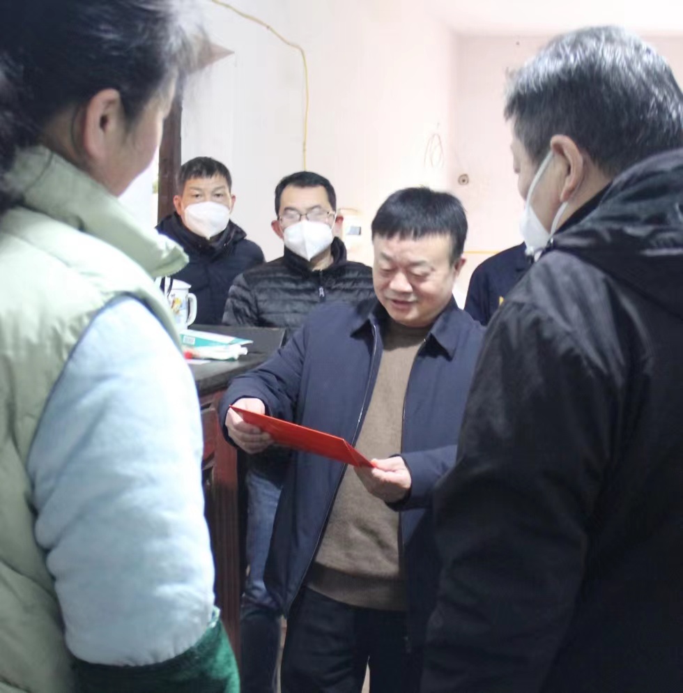 朱生平慰问qy千亿股份难题党员 (1).jpg 朱生平慰问qy千亿股份难题党员 (1).jpg