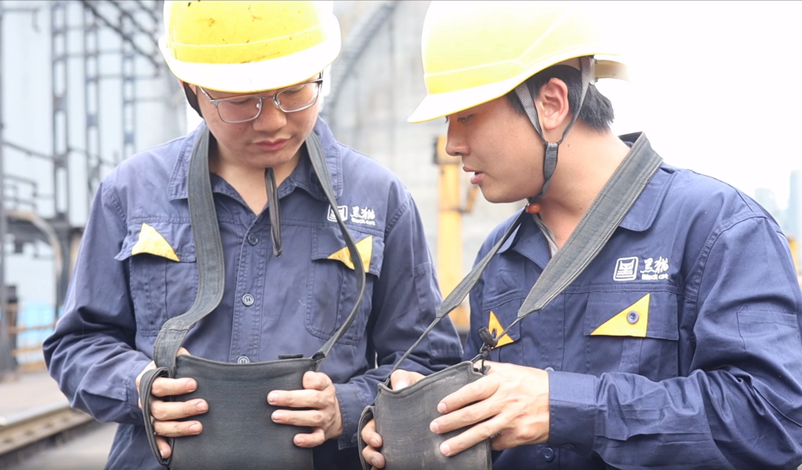 丁洪毅领导新员工测炉温.jpg 丁洪毅领导新员工测炉温.jpg