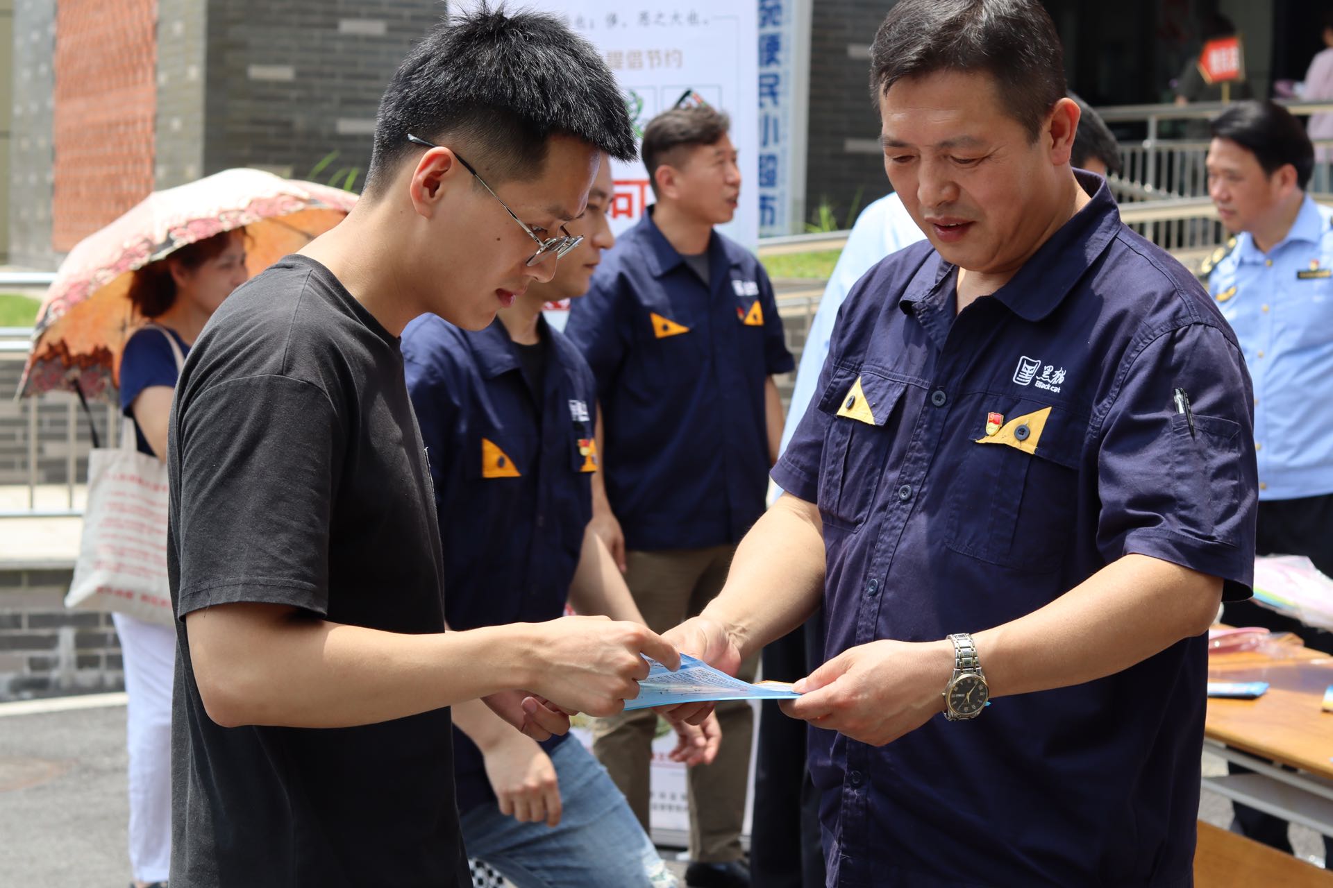 开门子物业党支部党员向市民宣传“《中华人民共和国反食品浪费法》.jpg 开门子物业党支部党员向市民宣传“《中华人民共和国反食品浪费法》.jpg