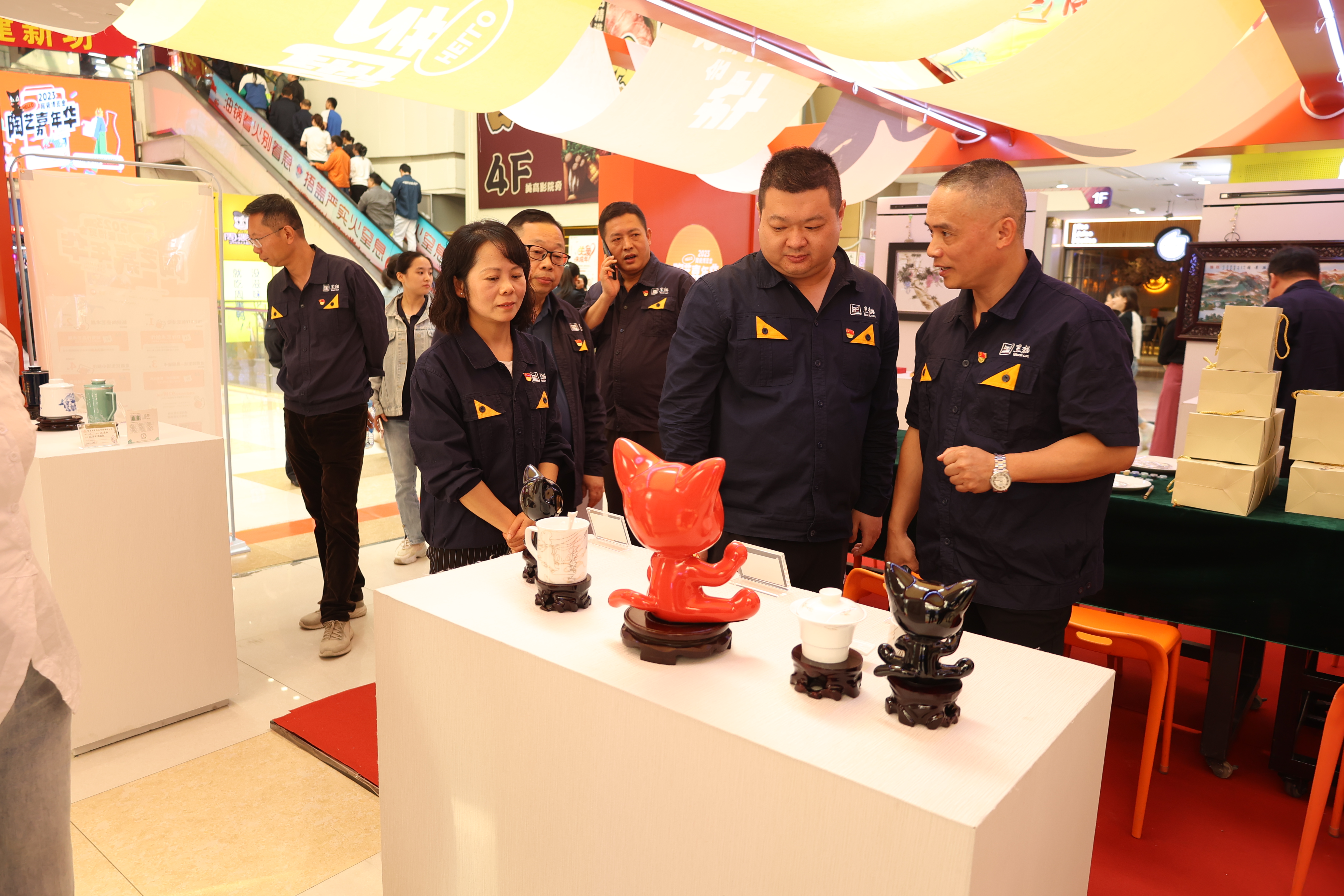 嘉宾走进陶艺嘉年华参观.jpg 嘉宾走进陶艺嘉年华参观.jpg
