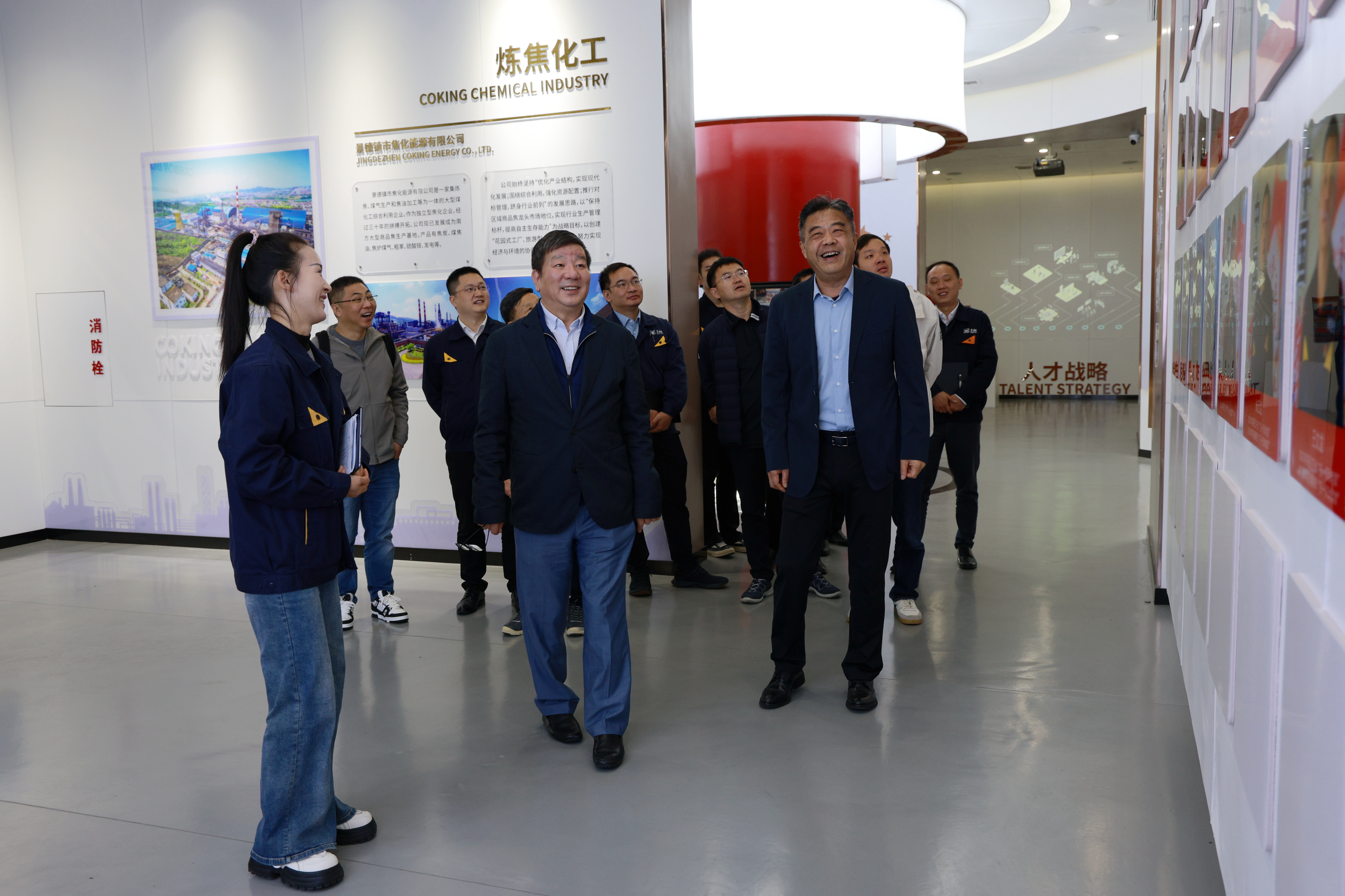 图2 参观文化展厅.jpg 图2 参观文化展厅.jpg