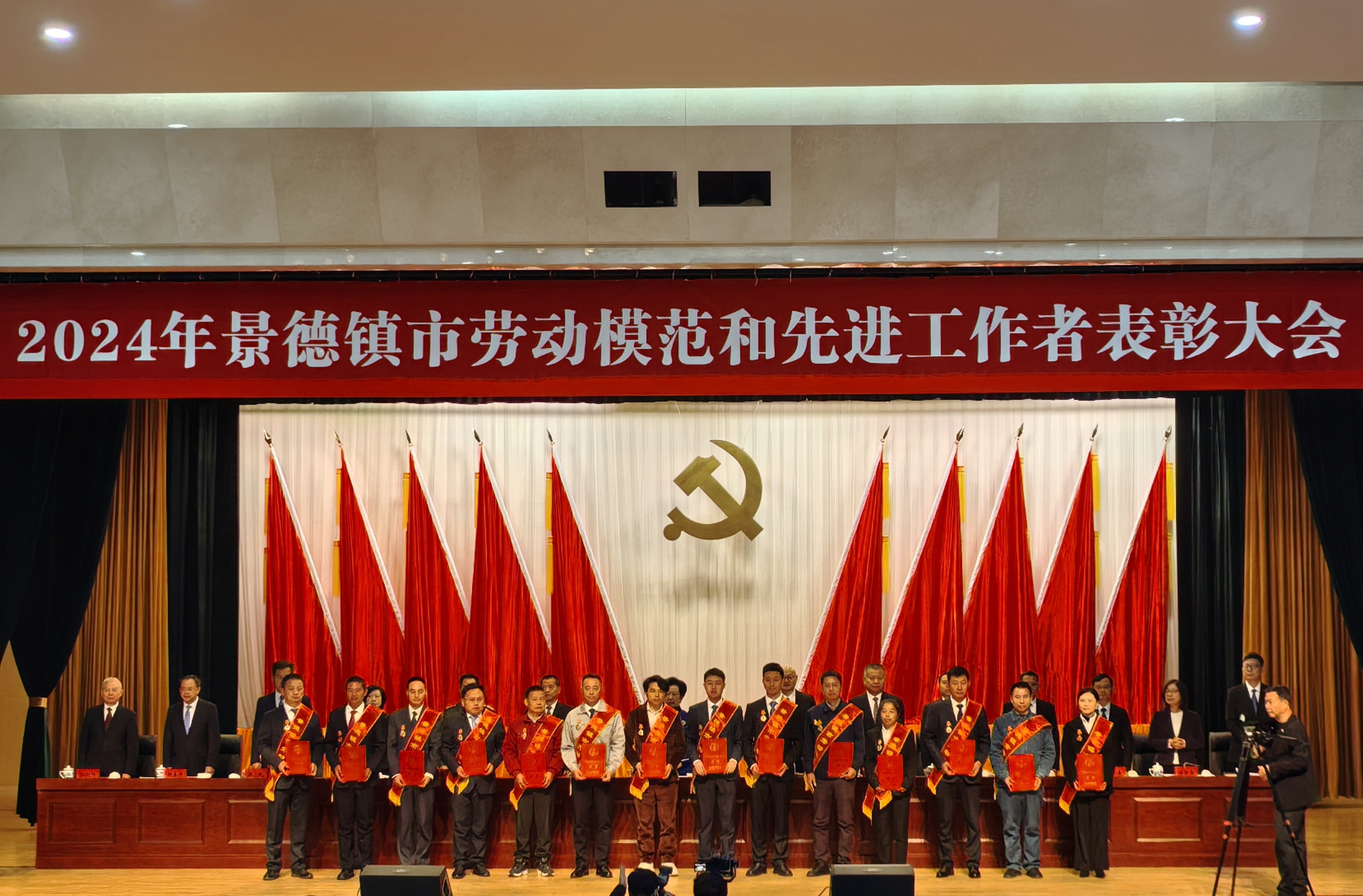 图1 赞美大会.jpg 图1 赞美大会.jpg