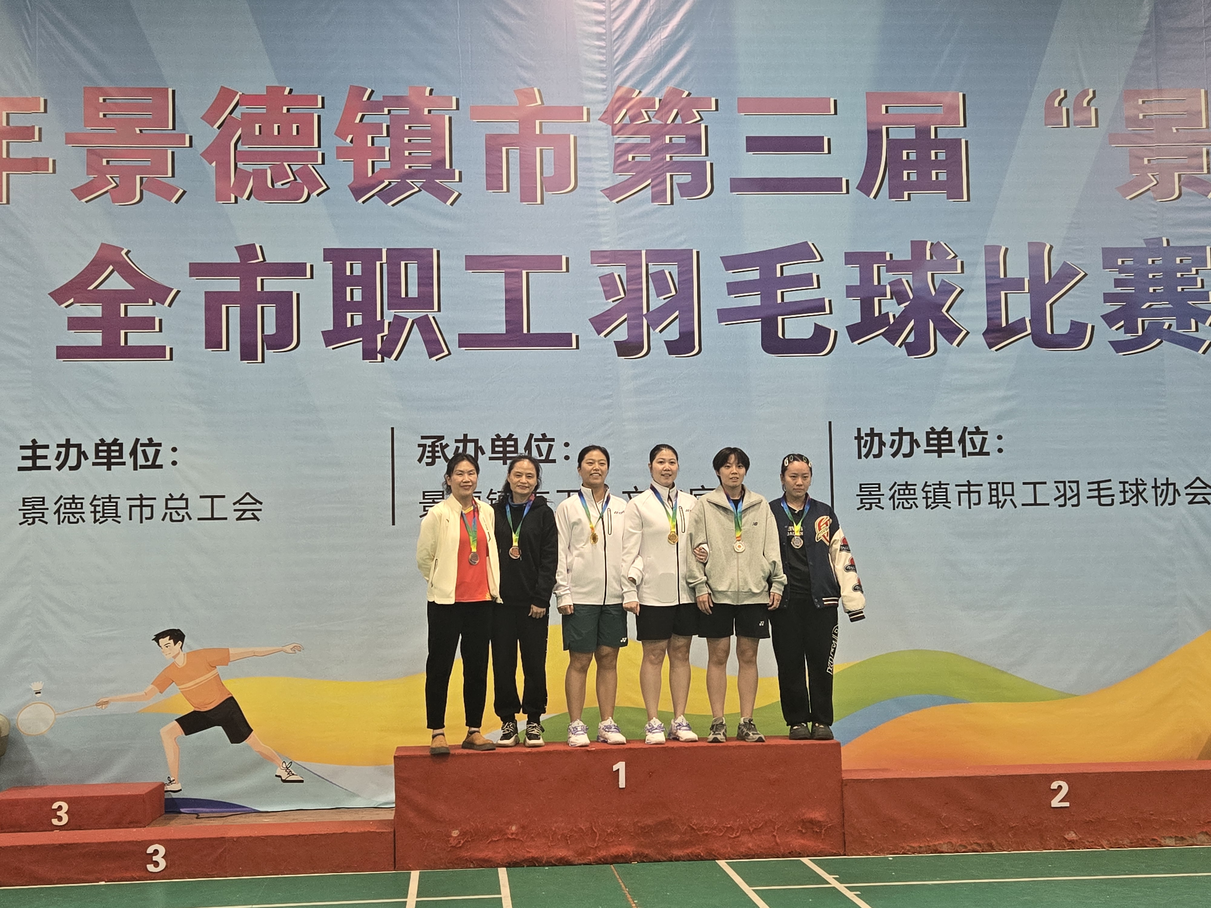男单亚军、女双冠军合影留想01.jpg